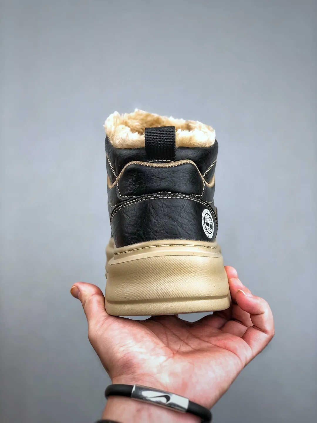 Local pick-up💰 520 supports store Timberland/Timberland classic 25ss new mid-high top (plus velvet) Classic re-engineered brand new upgrade Guangdong factory quality Original box original packaging The fabric is made of Italian top frosted cowhide with anti-odor and anti-corrosion genuine leather latex insoles to give you a perfect wearing experience High-quality and durable, a must-have for sportsmen Specially designed to treat the unsightly High-quality feet with first-class feel Exclusive supply Official item number: TB23066 Size: 39 40 41 42 43 44